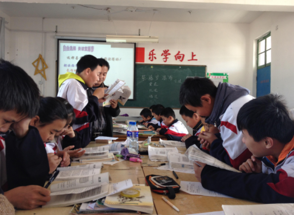 学生从起步中年级开端“主动使用”高年级尝试协同解决问题 学生从起步中年级开端“主动使用”高年级尝试协同解决问题