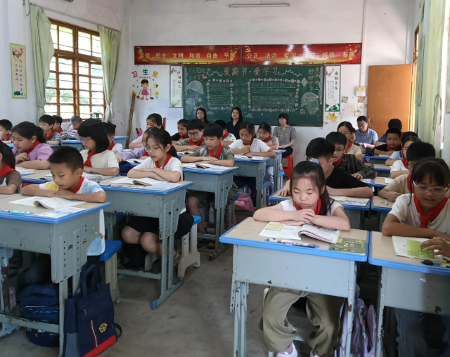 目击村庄学校的窘境县城教师然选择返乡支教主动调回村庄编制